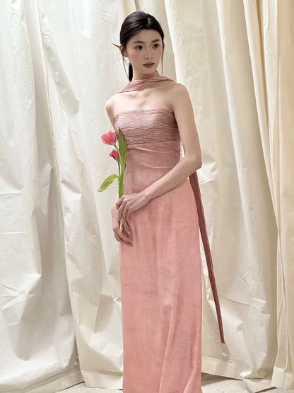 Robe longue classique en satin rose, bustier, coupe trapèze, ornée de volants et d'un foulard, idéale pour les invitées de mariage (N1690)