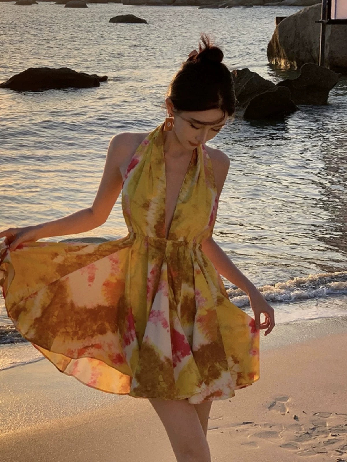 Modeste Robe Courte Trapèze Dos Nu Jaune Chiffon pour Femmes, Idéale pour Anniversaire, Plage, Vacances, Été N3157