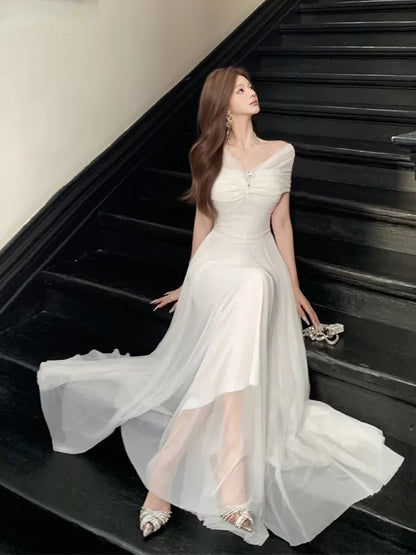 Bescheidene Ballkleider A-Linie schulterfrei weißer Chiffon mit Ärmeln langes Abendkleid N3158
