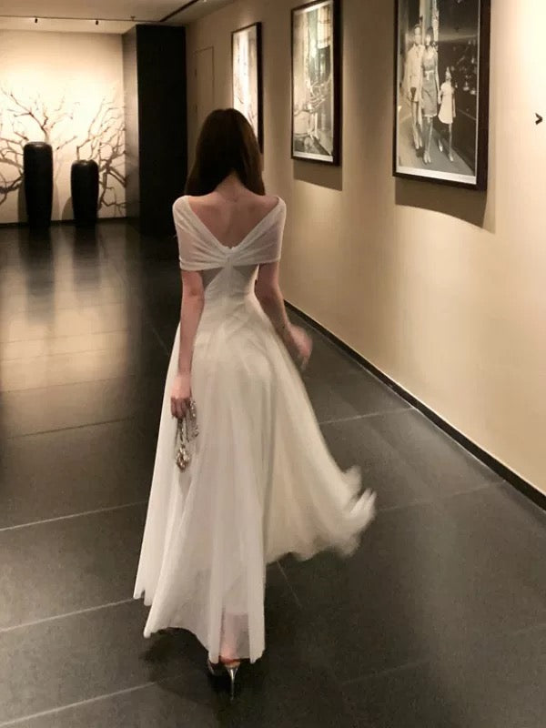 Bescheidene Ballkleider A-Linie schulterfrei weißer Chiffon mit Ärmeln langes Abendkleid N3158
