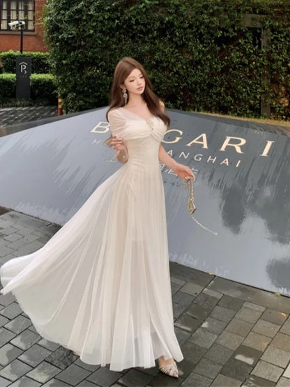 Bescheidene Ballkleider A-Linie schulterfrei weißer Chiffon mit Ärmeln langes Abendkleid N3158
