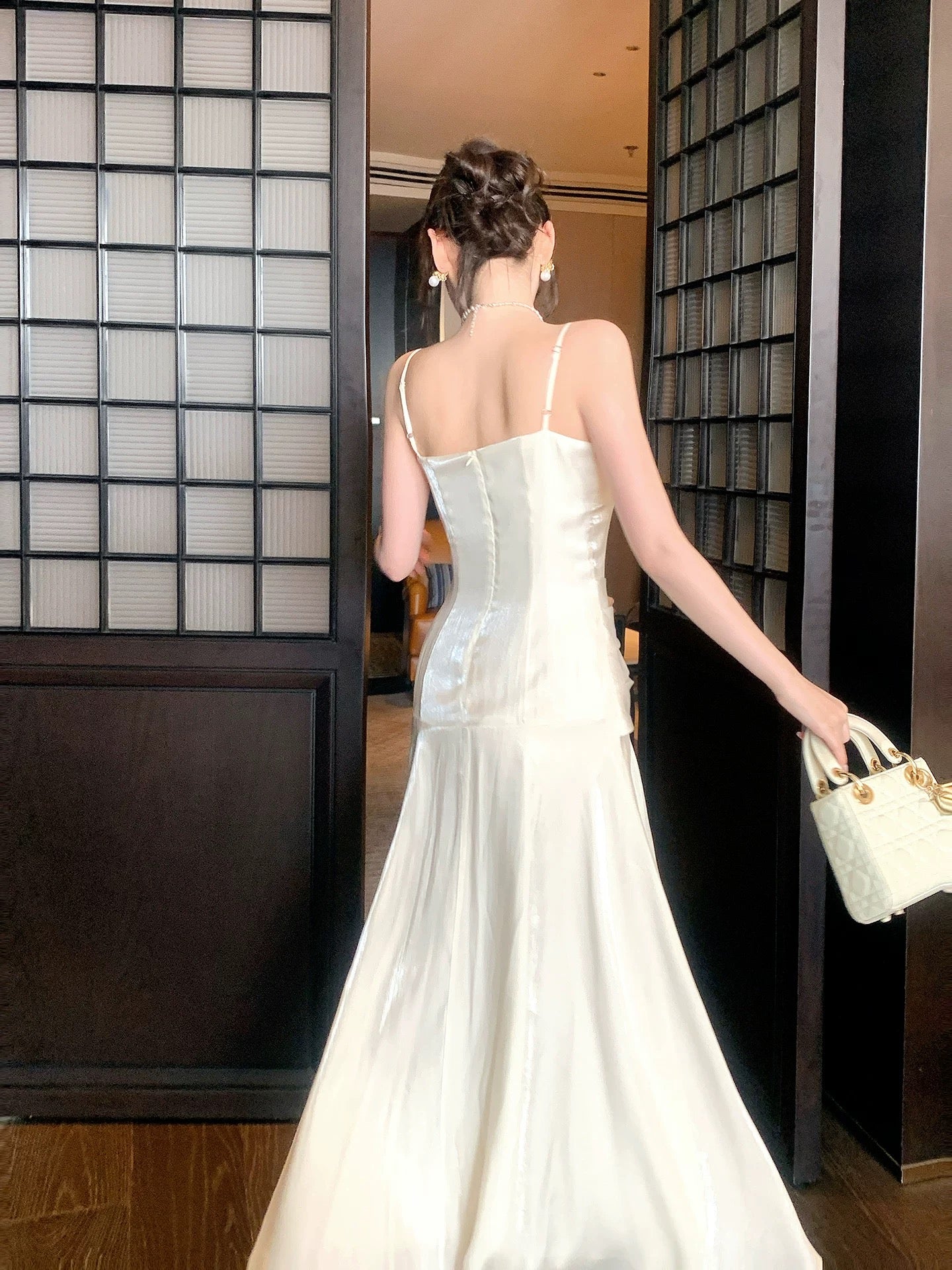 Elegant A Line Spaghetti Strap White Satin With Ruffled Sleeveless Outdoor Semi Formal Summer Garden Beach Event Outfits Wedding Guest Dresses RB4981