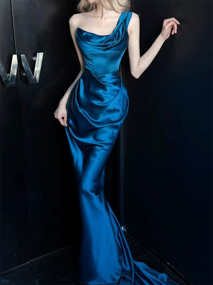Bescheidene Ballkleider Meerjungfrau Ein-Schulter Blaues Satin mit plissiertem langen Abendkleid N3159