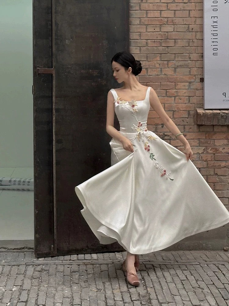 Einfache Abschlussballkleider A-Linie, eckiger Ausschnitt, weißer Satin, knöchellang mit Blumen, Abendkleid N3166