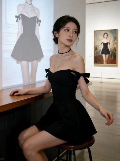 Robe de soirée courte noire à bretelles spaghetti et décolleté simple pour cocktail ou bal de promo N3954