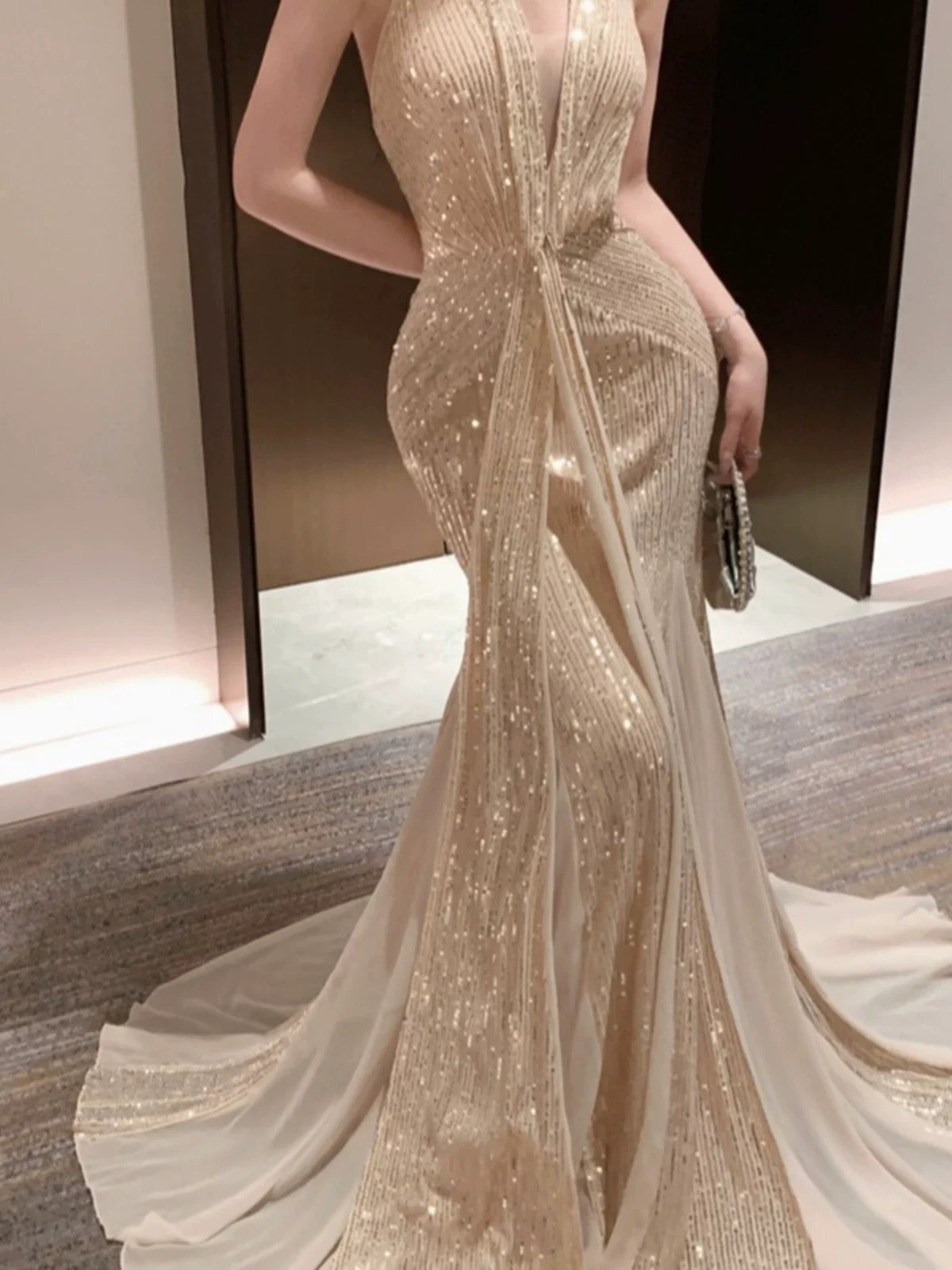 Élégantes robes de bal sirène licou à sequins dorés avec robe de soirée plissée N3973