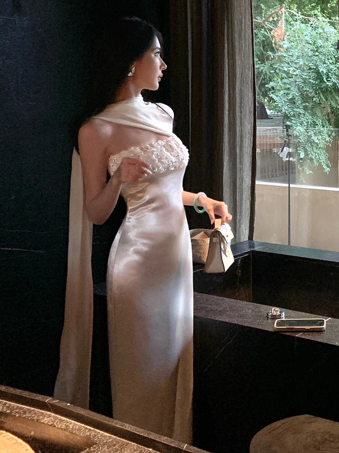 Einfache Ballkleider Scheide Trägerlos Weißer Satin mit Schal Abendkleid Formelles Langes Kleid N3996