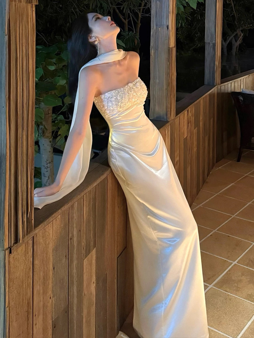 Einfache Ballkleider Scheide Trägerlos Weißer Satin mit Schal Abendkleid Formelles Langes Kleid N3996