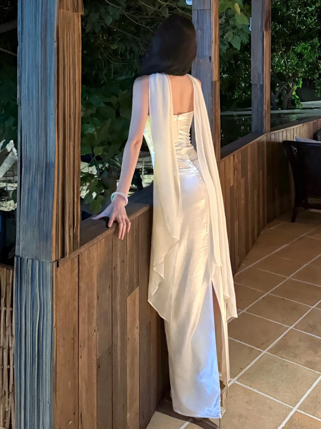 Einfache Ballkleider Scheide Trägerlos Weißer Satin mit Schal Abendkleid Formelles Langes Kleid N3996