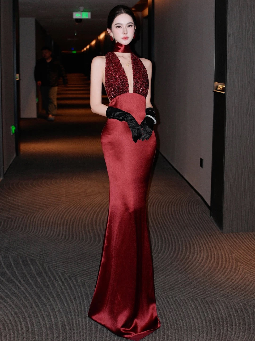 Robes de bal à paillettes Sirène Halter Bordeaux Col V Profond Robe de soirée sans Dos Robe de Soirée Formelle N4016