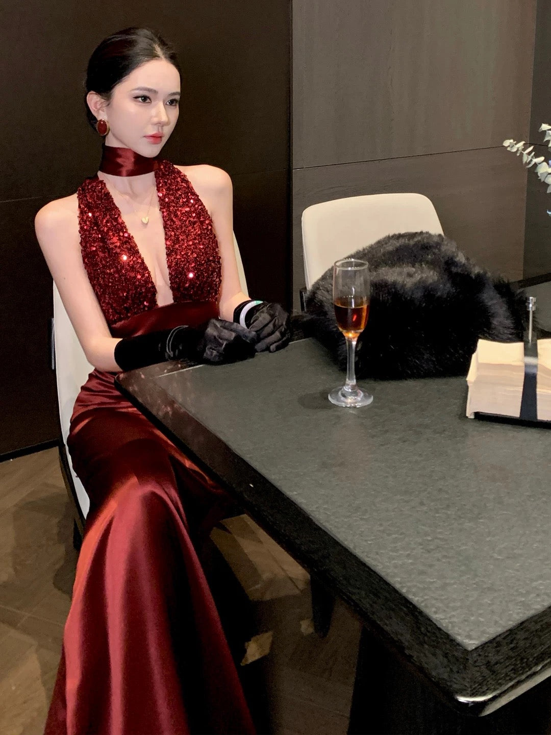 Robes de bal à paillettes Sirène Halter Bordeaux Col V Profond Robe de soirée sans Dos Robe de Soirée Formelle N4016
