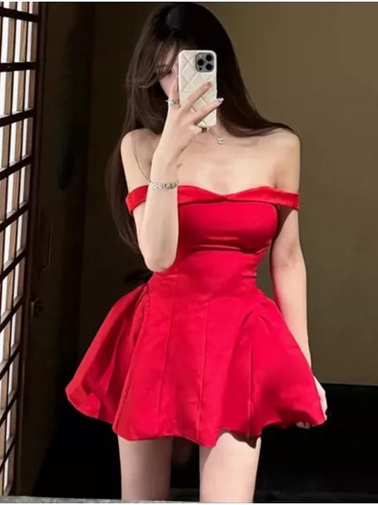 Robe de soirée courte trapèze sexy rouge satinée, épaules dénudées, pour cocktail ou bal de promo N4068