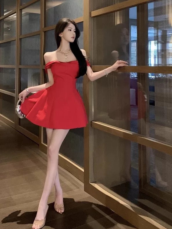Robe de soirée courte trapèze sexy rouge satinée, épaules dénudées, pour cocktail ou bal de promo N4068