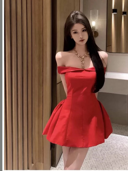 Robe de soirée courte trapèze sexy rouge satinée, épaules dénudées, pour cocktail ou bal de promo N4068
