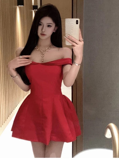 Robe de soirée courte trapèze sexy rouge satinée, épaules dénudées, pour cocktail ou bal de promo N4068