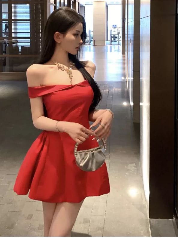 Robe de soirée courte trapèze sexy rouge satinée, épaules dénudées, pour cocktail ou bal de promo N4068