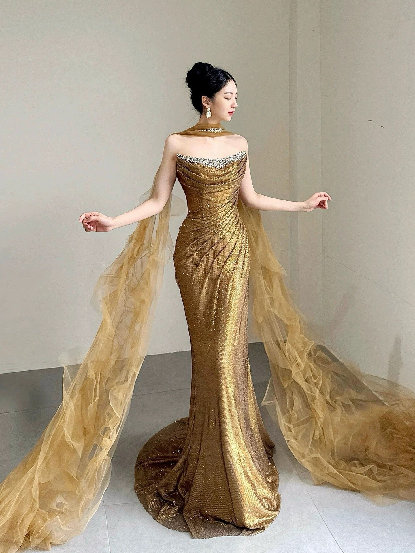 Robe de soirée longue sirène étincelante sans bretelles à paillettes dorées sans manches avec écharpe pour femme N4242