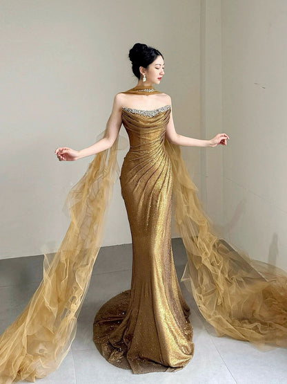 Robe de soirée longue sirène étincelante sans bretelles à paillettes dorées sans manches avec écharpe pour femme N4242