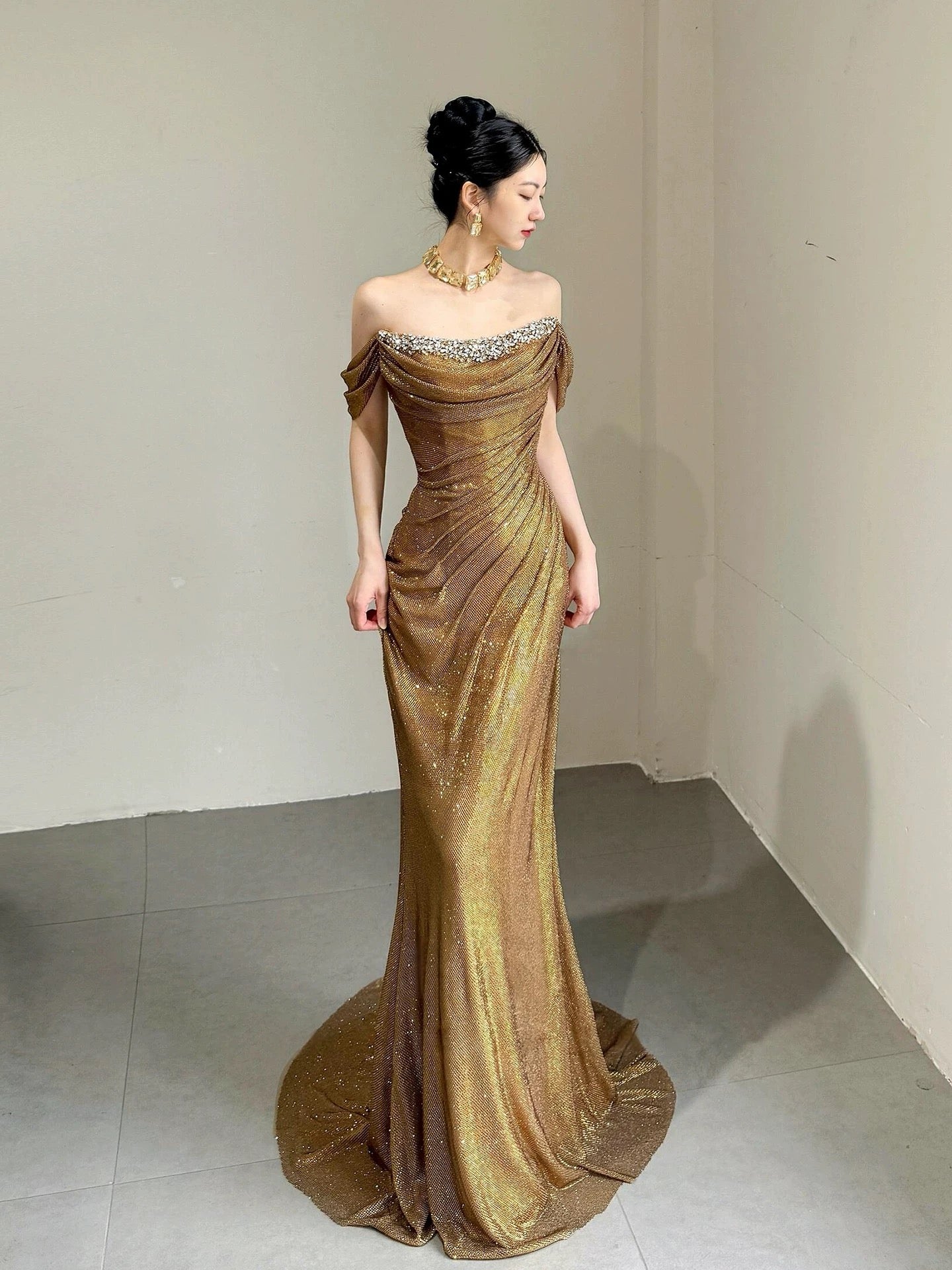 Robe de soirée longue sirène étincelante sans bretelles à paillettes dorées sans manches avec écharpe pour femme N4242