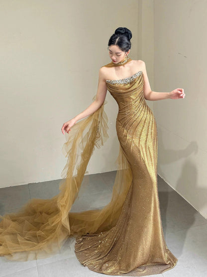 Robe de soirée longue sirène étincelante sans bretelles à paillettes dorées sans manches avec écharpe pour femme N4242