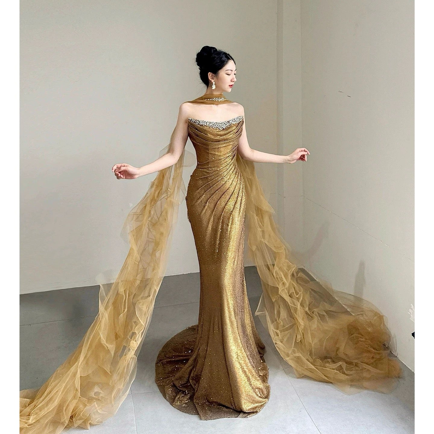 Robe de soirée longue sirène étincelante sans bretelles à paillettes dorées sans manches avec écharpe pour femme N4242