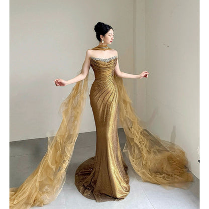 Robe de soirée longue sirène étincelante sans bretelles à paillettes dorées sans manches avec écharpe pour femme N4242