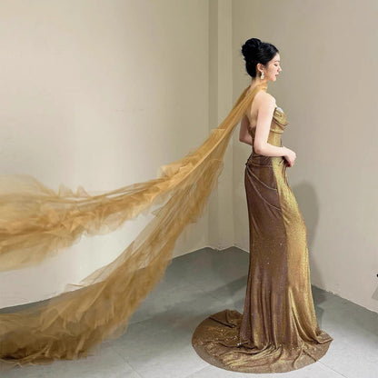 Robe de soirée longue sirène étincelante sans bretelles à paillettes dorées sans manches avec écharpe pour femme N4242