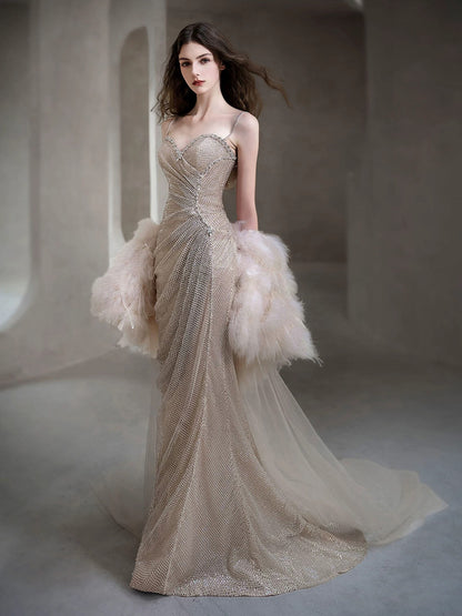 Robes de bal longues sans manches à fines bretelles en sequins, style sirène étincelante, avec cape en plumes pour femmes N4244