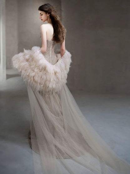 Robes de bal longues sans manches à fines bretelles en sequins, style sirène étincelante, avec cape en plumes pour femmes N4244