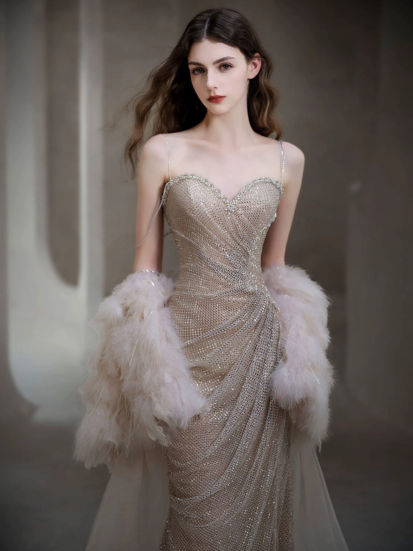 Robes de bal longues sans manches à fines bretelles en sequins, style sirène étincelante, avec cape en plumes pour femmes N4244