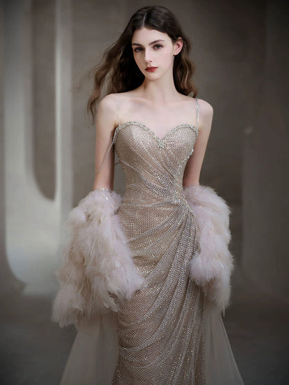 Robes de bal longues sans manches à fines bretelles en sequins, style sirène étincelante, avec cape en plumes pour femmes N4244