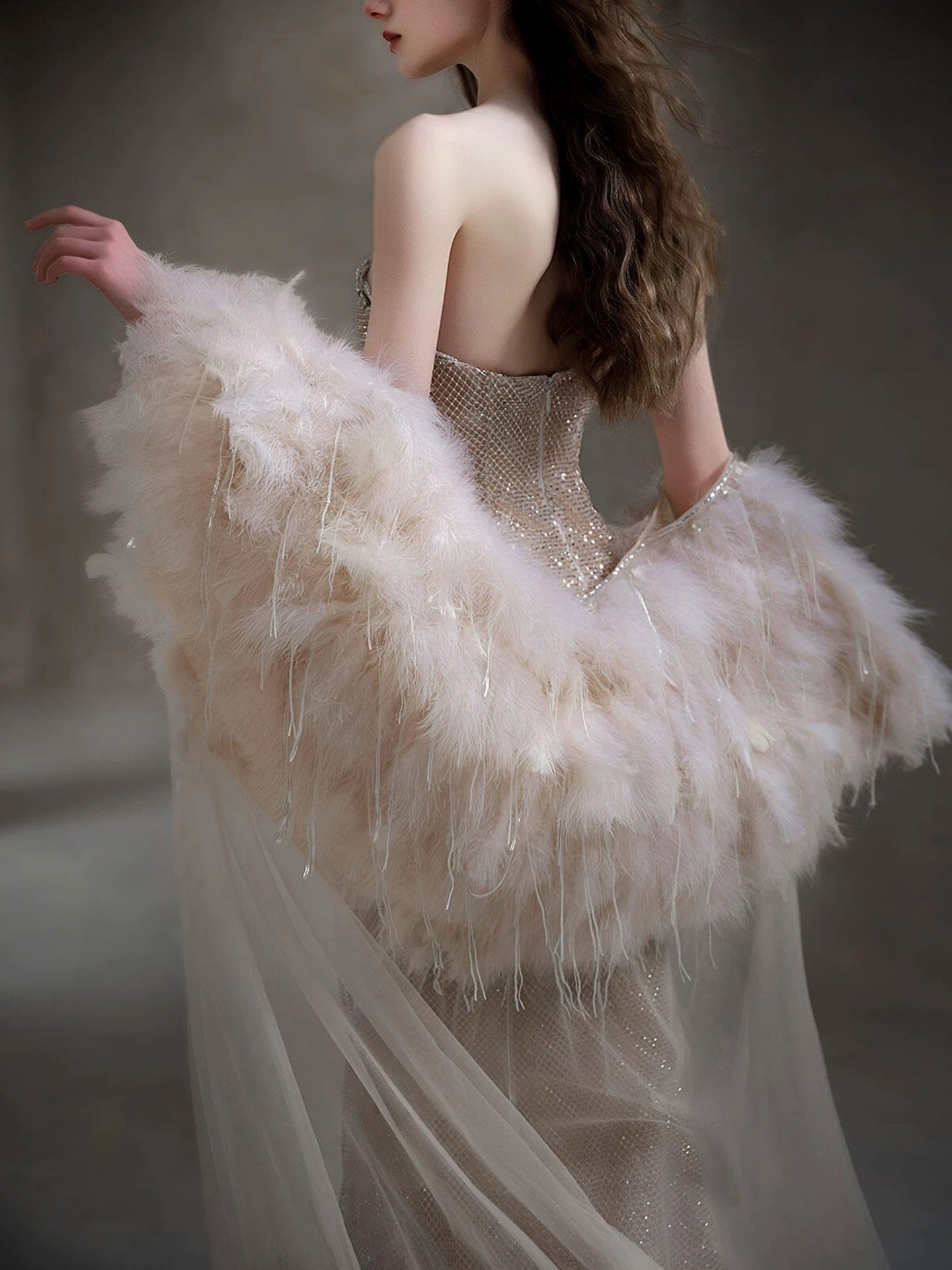 Robes de bal longues sans manches à fines bretelles en sequins, style sirène étincelante, avec cape en plumes pour femmes N4244