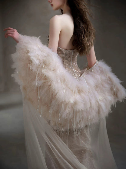 Robes de bal longues sans manches à fines bretelles en sequins, style sirène étincelante, avec cape en plumes pour femmes N4244