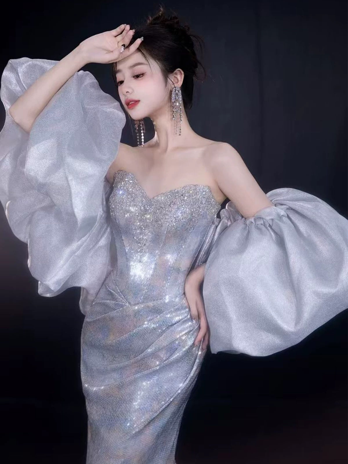 Glitzernde Meerjungfrau-Sweetheart-Pailletten-ärmellose lange Ballkleider mit Umhang für Damen N4248