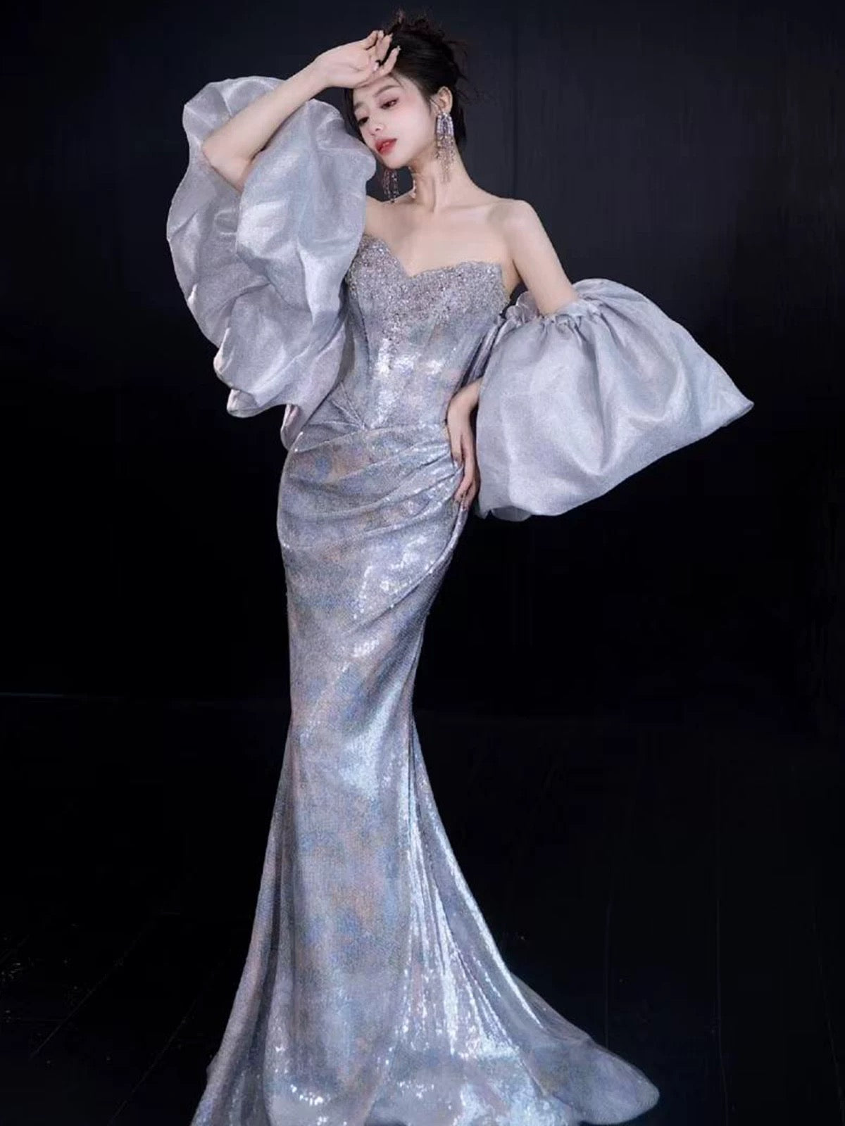 Glitzernde Meerjungfrau-Sweetheart-Pailletten-ärmellose lange Ballkleider mit Umhang für Damen N4248