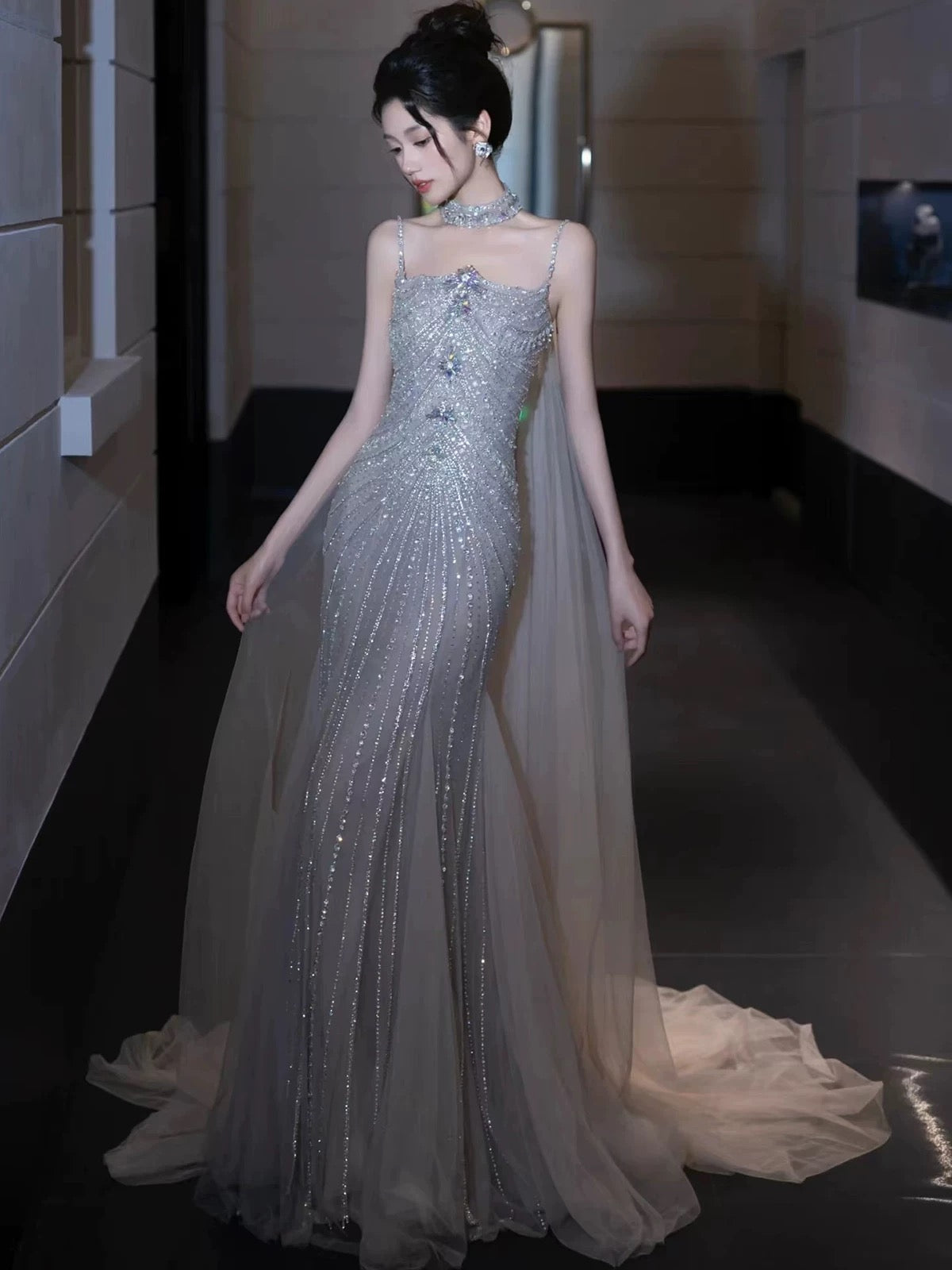 Robe de bal longue en tulle gris argenté, sans manches, à bretelles spaghetti, avec cape pour femme, modèle N4249