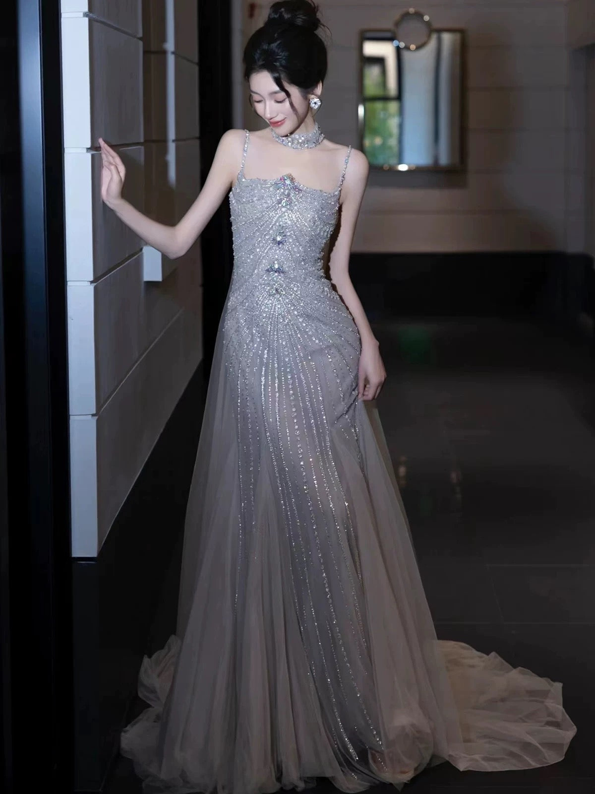 Robe de bal longue en tulle gris argenté, sans manches, à bretelles spaghetti, avec cape pour femme, modèle N4249