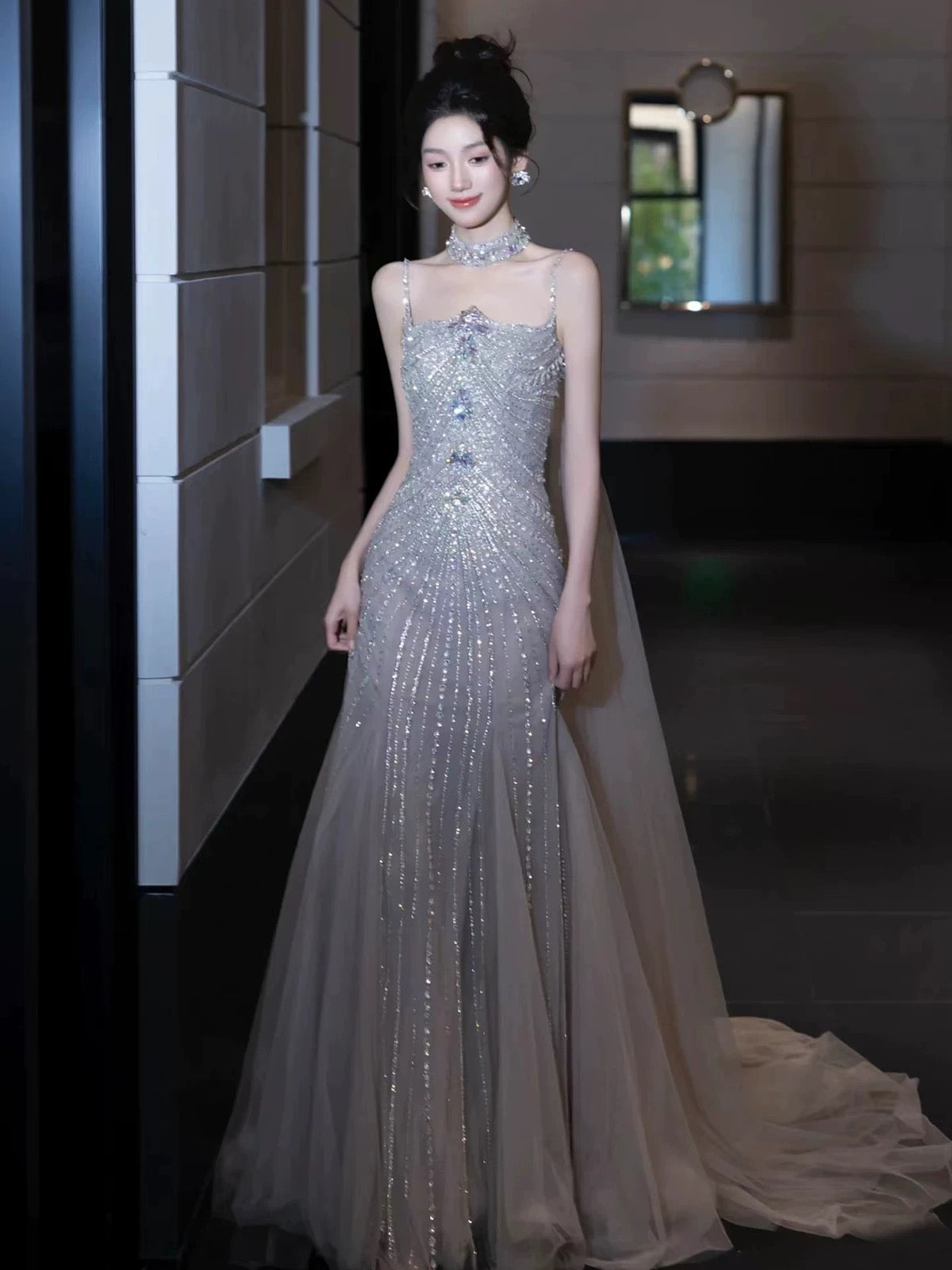 Robe de bal longue en tulle gris argenté, sans manches, à bretelles spaghetti, avec cape pour femme, modèle N4249