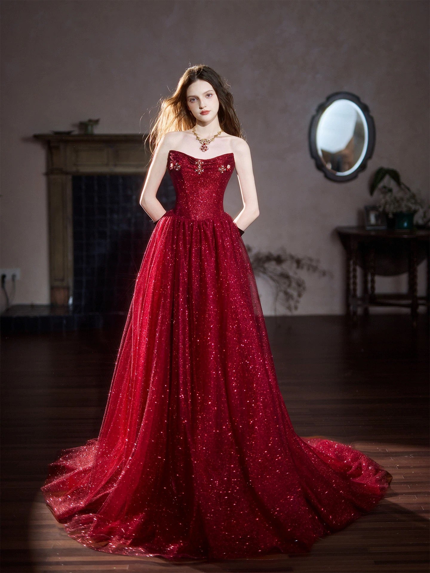 Glitzernde Ballkleider Trägerlos Burgund Pailletten Ärmellos Lange Abschlussballkleider für Damen N4251