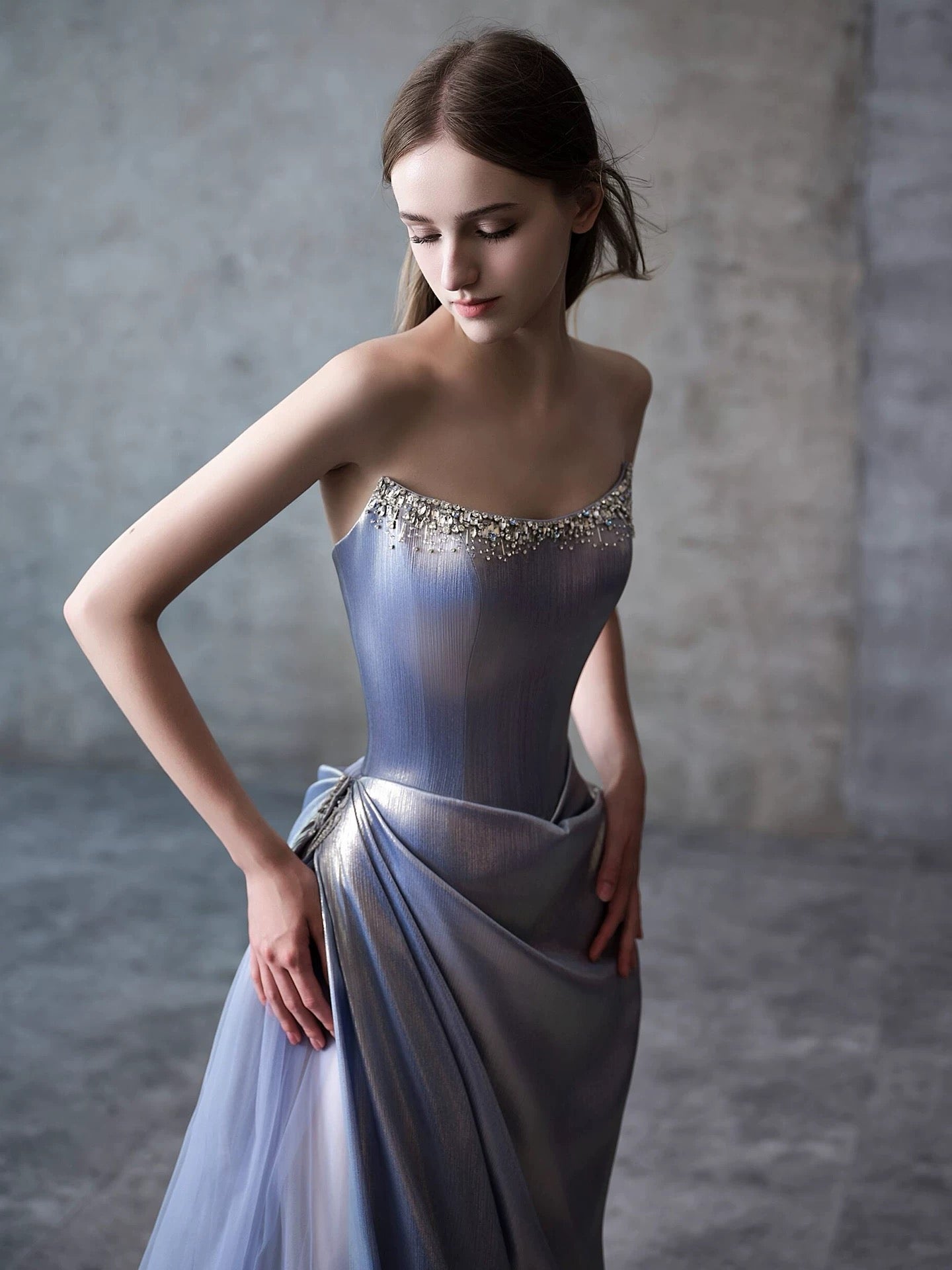 Robe de soirée longue sirène sexy sans bretelles en satin bleu sans manches pour femme N4255