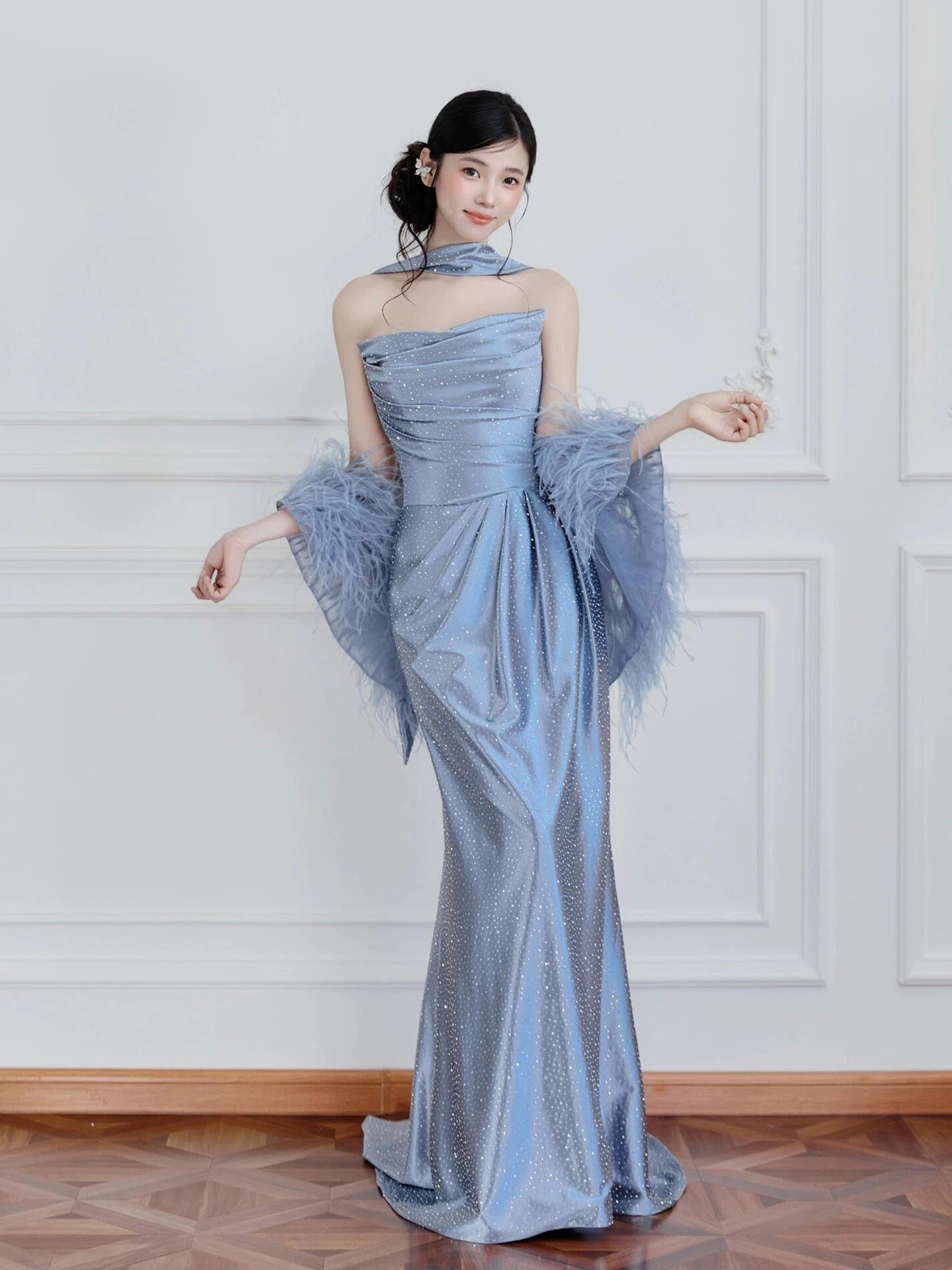 Robe de soirée longue N4257 sexy sirène bustier en satin bleu poudré sans manches avec cape en plumes pour femmes