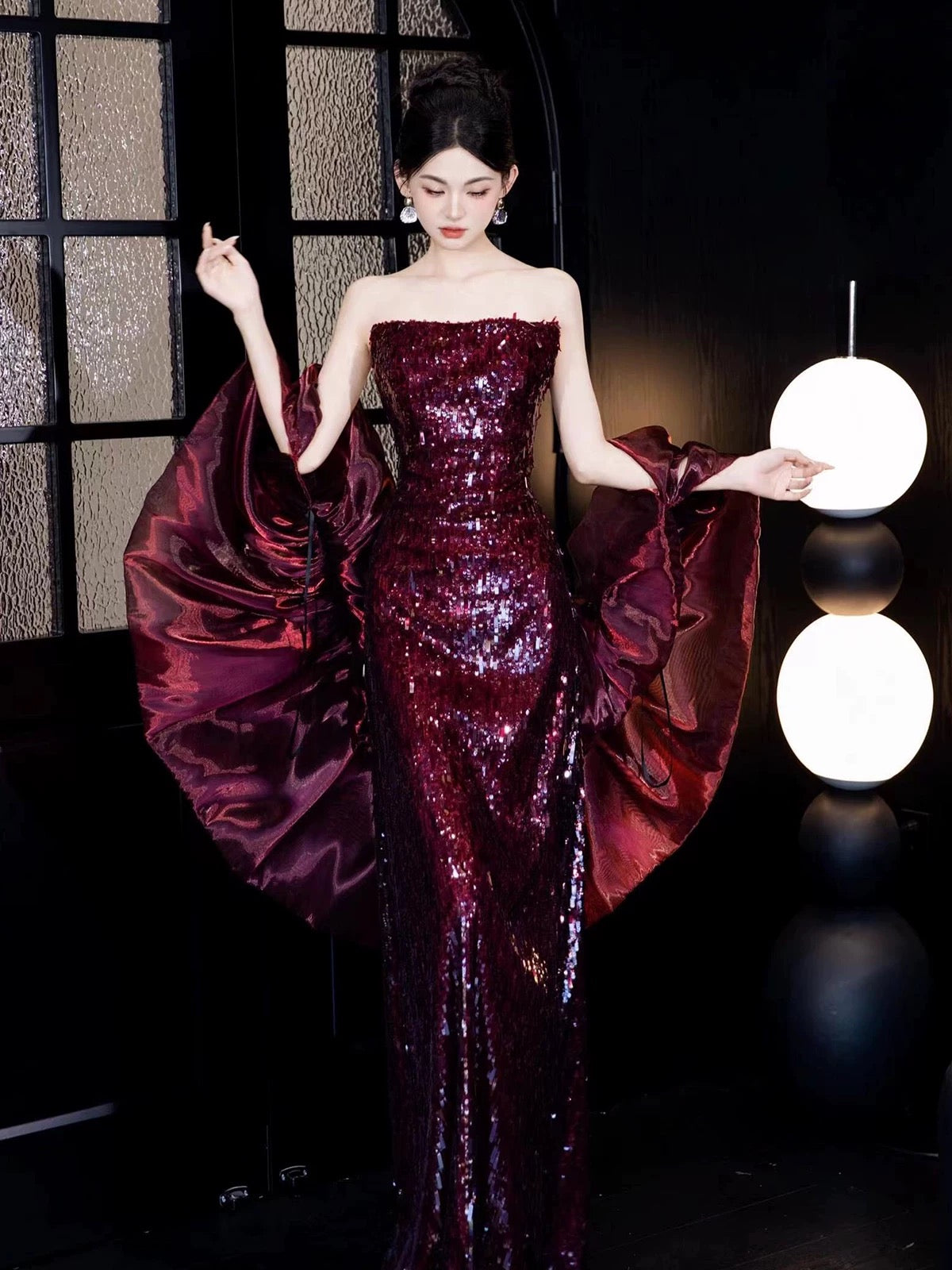 Robes de bal longues sirène sexy sans bretelles bordeaux à sequins sans manches avec cape pour femmes N4262