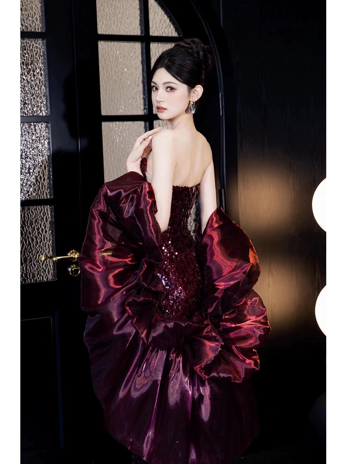 Robes de bal longues sirène sexy sans bretelles bordeaux à sequins sans manches avec cape pour femmes N4262