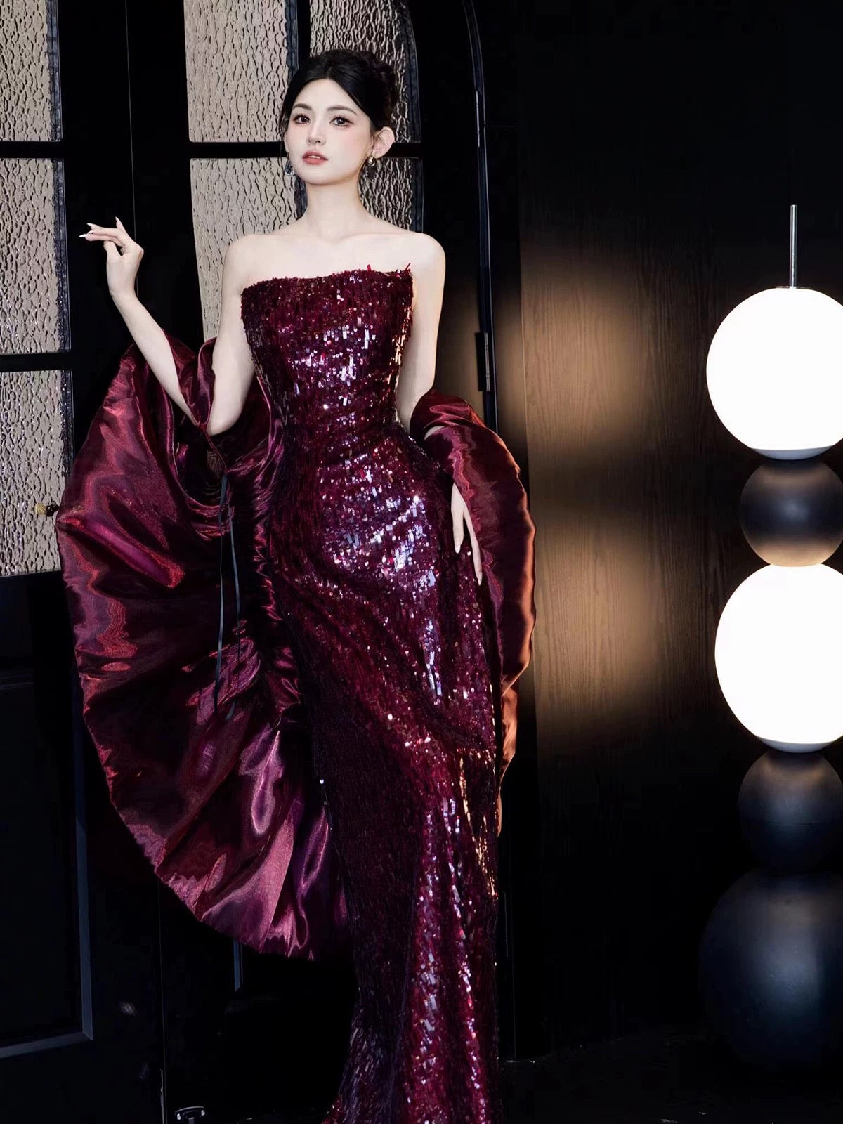 Robes de bal longues sirène sexy sans bretelles bordeaux à sequins sans manches avec cape pour femmes N4262