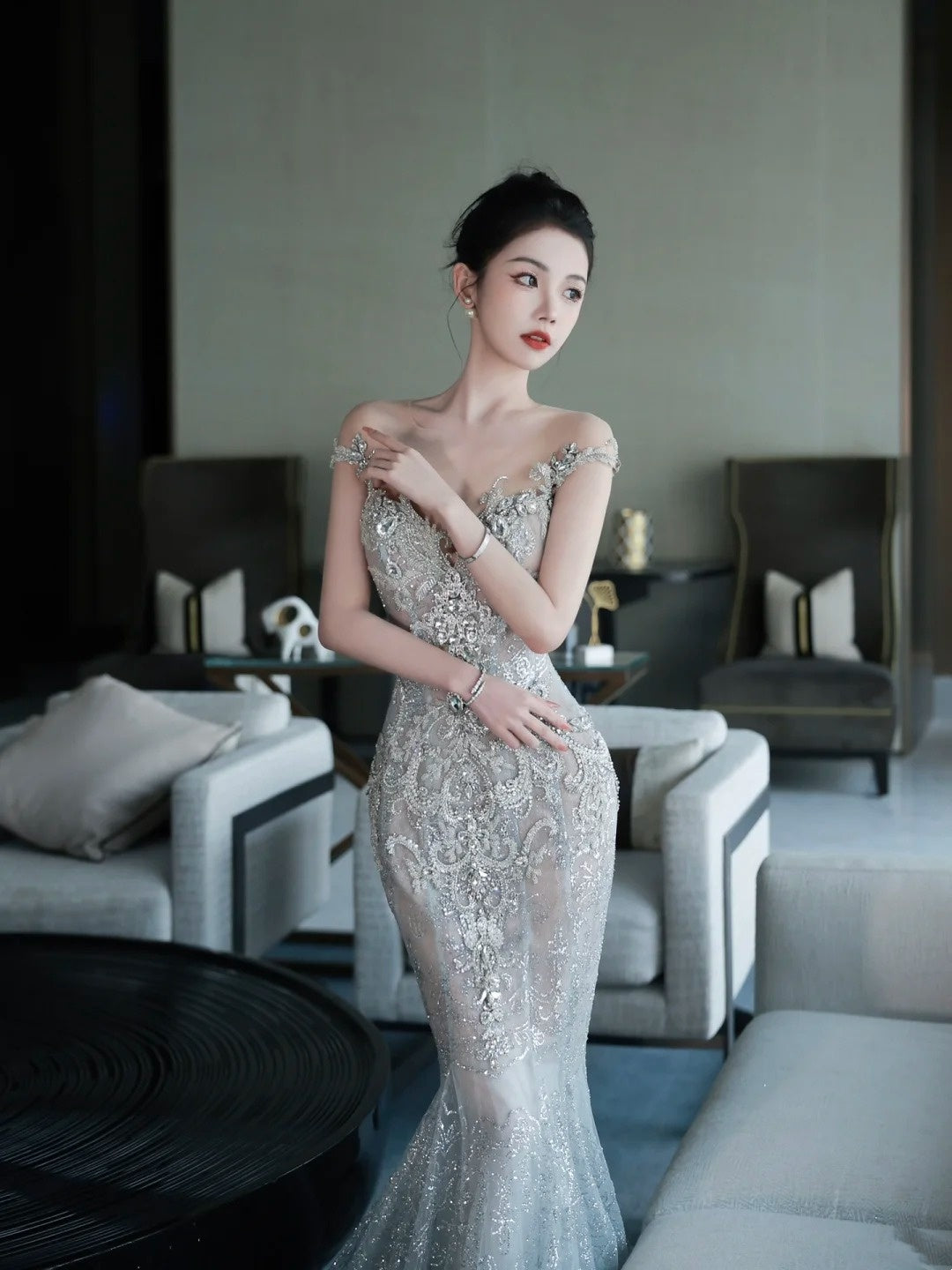 Robe de mariée sirène scintillante à épaules dénudées, sequins argentés et gris, longue et cintrée, référence N1266