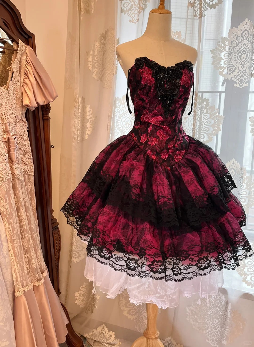 Elegantes Ballkleid Sweetheart Schwarz Spitze Rosa Blumen Homecoming Kleider Kurze Cocktail Hoco Outfits RB4672