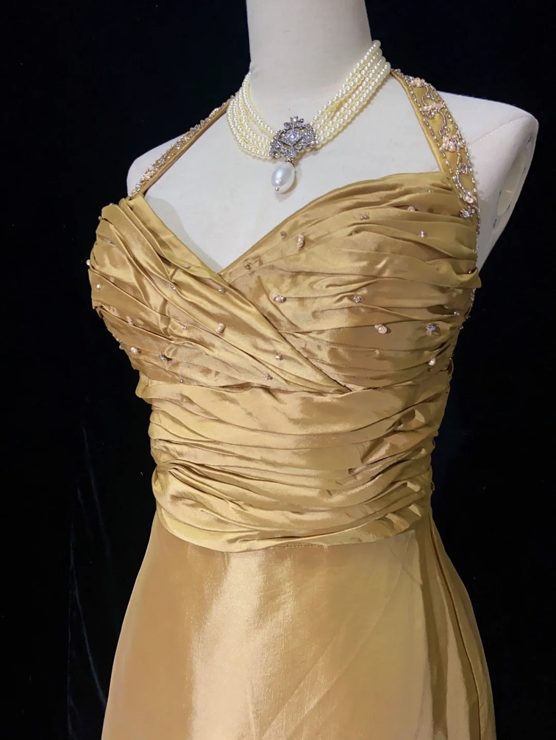 Magnifique Robe de Bal Idée Robe de Soirée Formelle Longue Dorée en Satin Col Halter Perlé Coupe A-Line pour Femme N3196