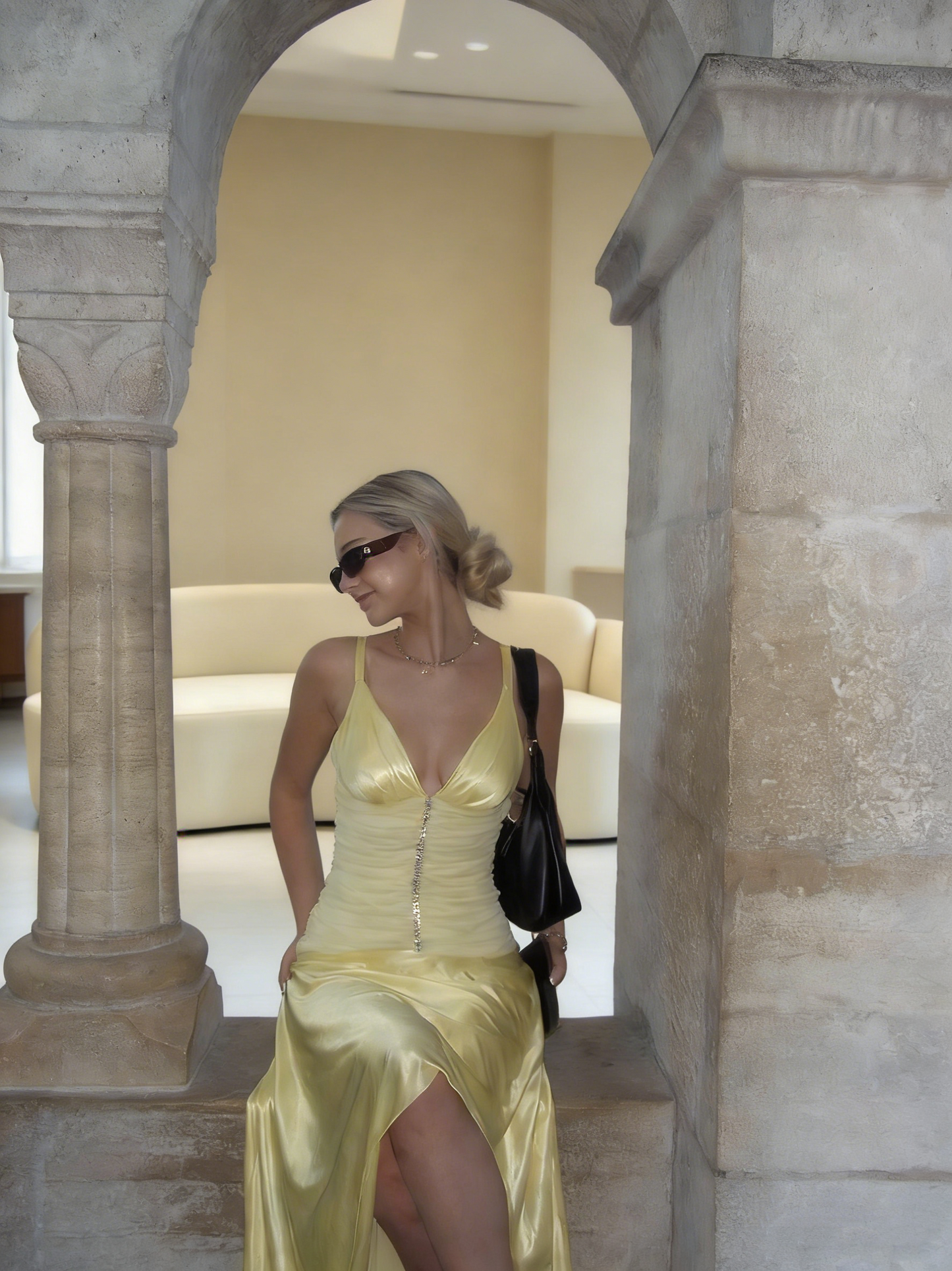 Elegantes, langes, gelbes Satin-Abendkleid in A-Linie mit V-Ausschnitt und tiefer Taille, ideal für Highschool-Mädchen, Seniorinnen und Abschlussball-Partys (N003)
