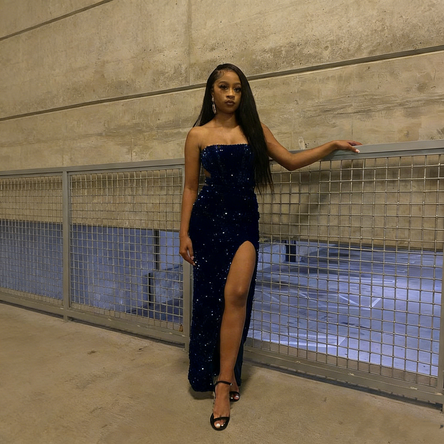 Robe de soirée fourreau sobre sans bretelles fendue à paillettes noires, style fourreau, idéale pour les bals de fin d'année des lycéennes noires (N012)