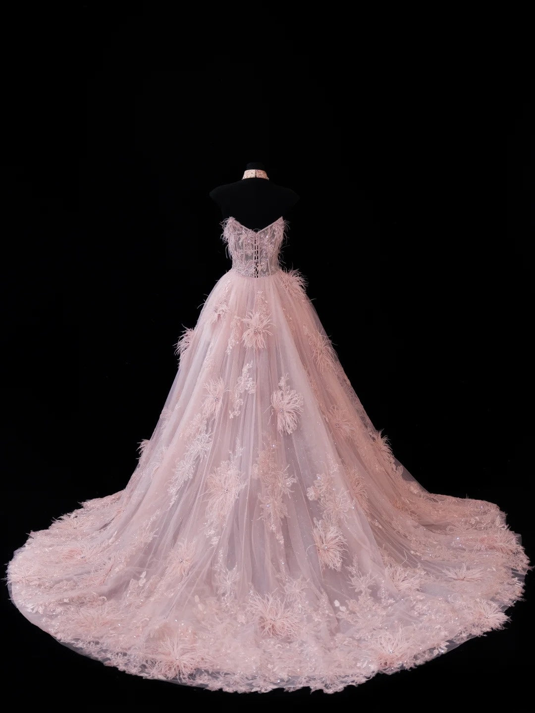 Elegantes, trägerloses, kurzes Ballkleid aus rosa Spitze mit Federapplikationen – Inspiration für formelle Partykleider und Abiballkleider N150